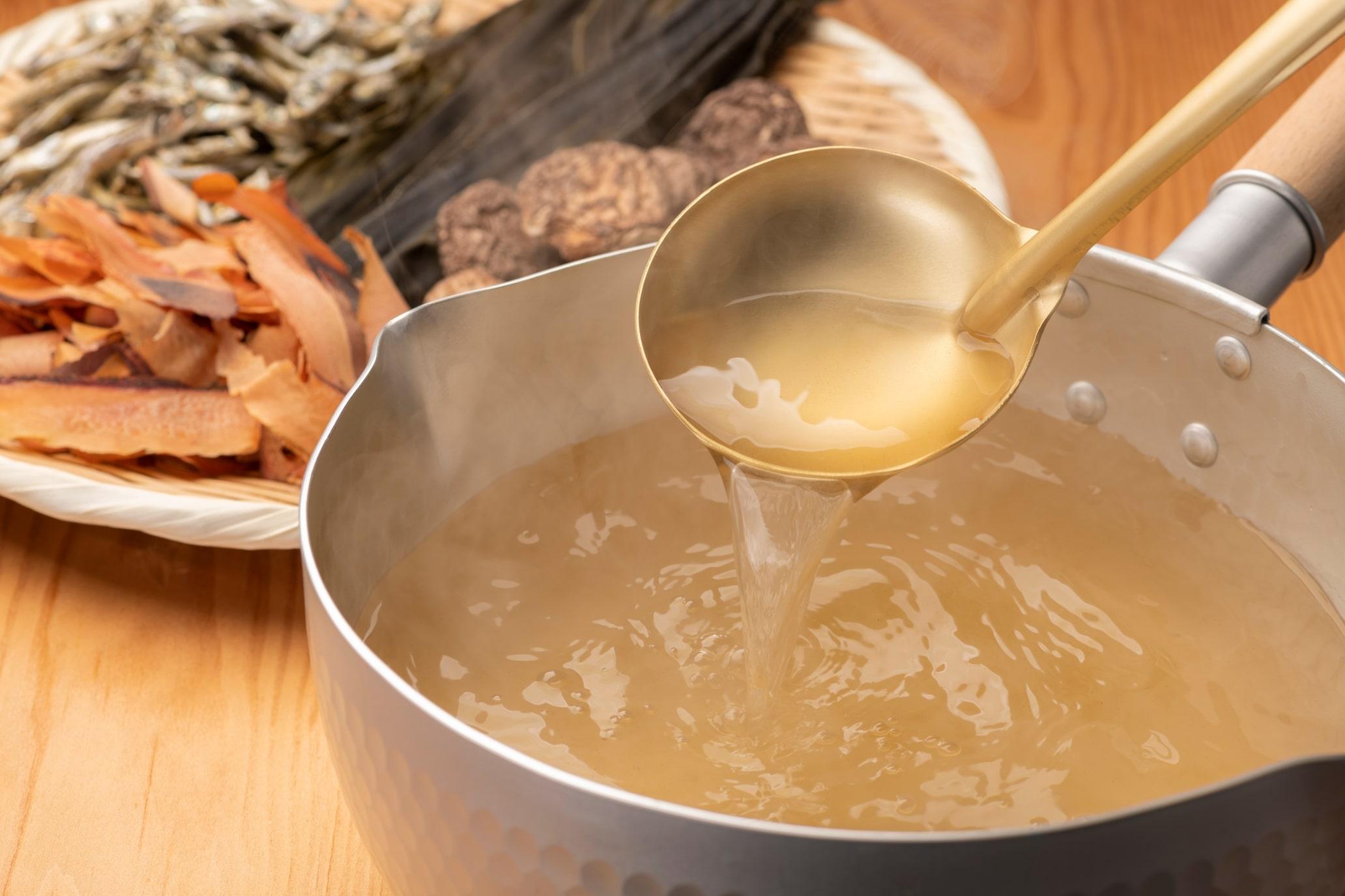Bật mí cách nấu nước dùng trong veo, đậm đà, chiều lòng mọi thực khách