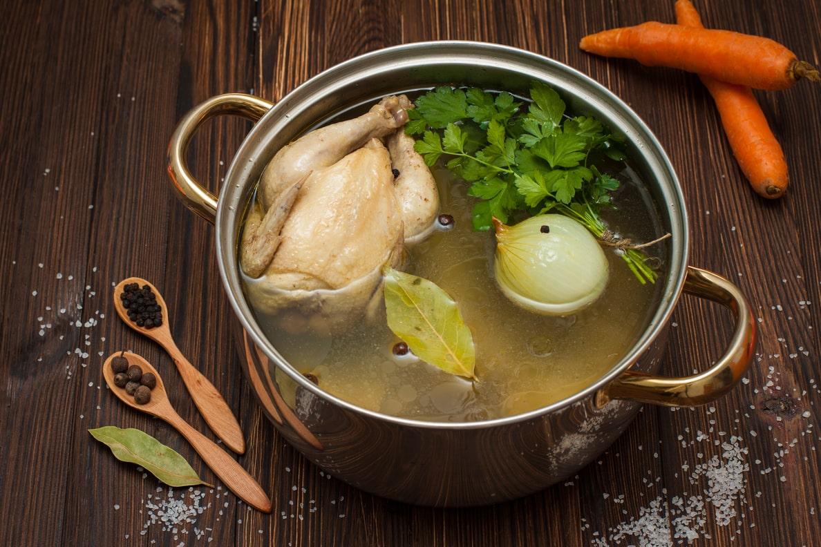 Cách nấu nước dùng trong thanh cần hòa quyện cùng nhiều nguyên liệu