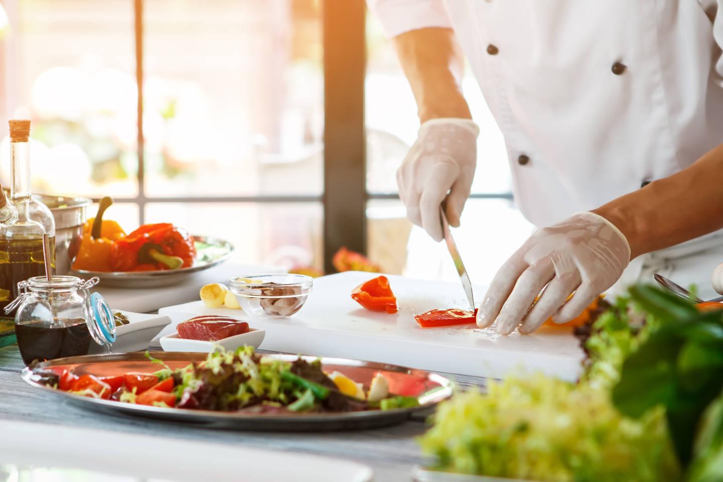 Sơ chế nguyên liệu là một trong những quy trình quan trọng trong chế biến thực phẩm