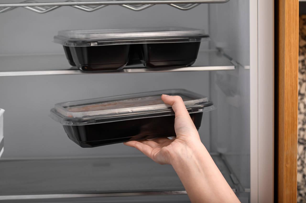 Bảo quản thức ăn trong hộp kín không chỉ giúp giữ trọn hương vị mà còn giảm thiểu tối đa nguy cơ nhiễm khuẩn chéo.